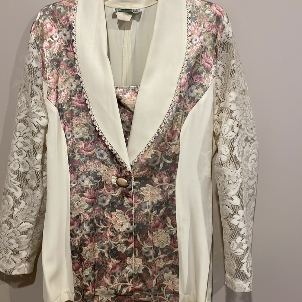 Vintage, tapestry, mini skirt, suit set. Full length lace sleeves, size 11.
